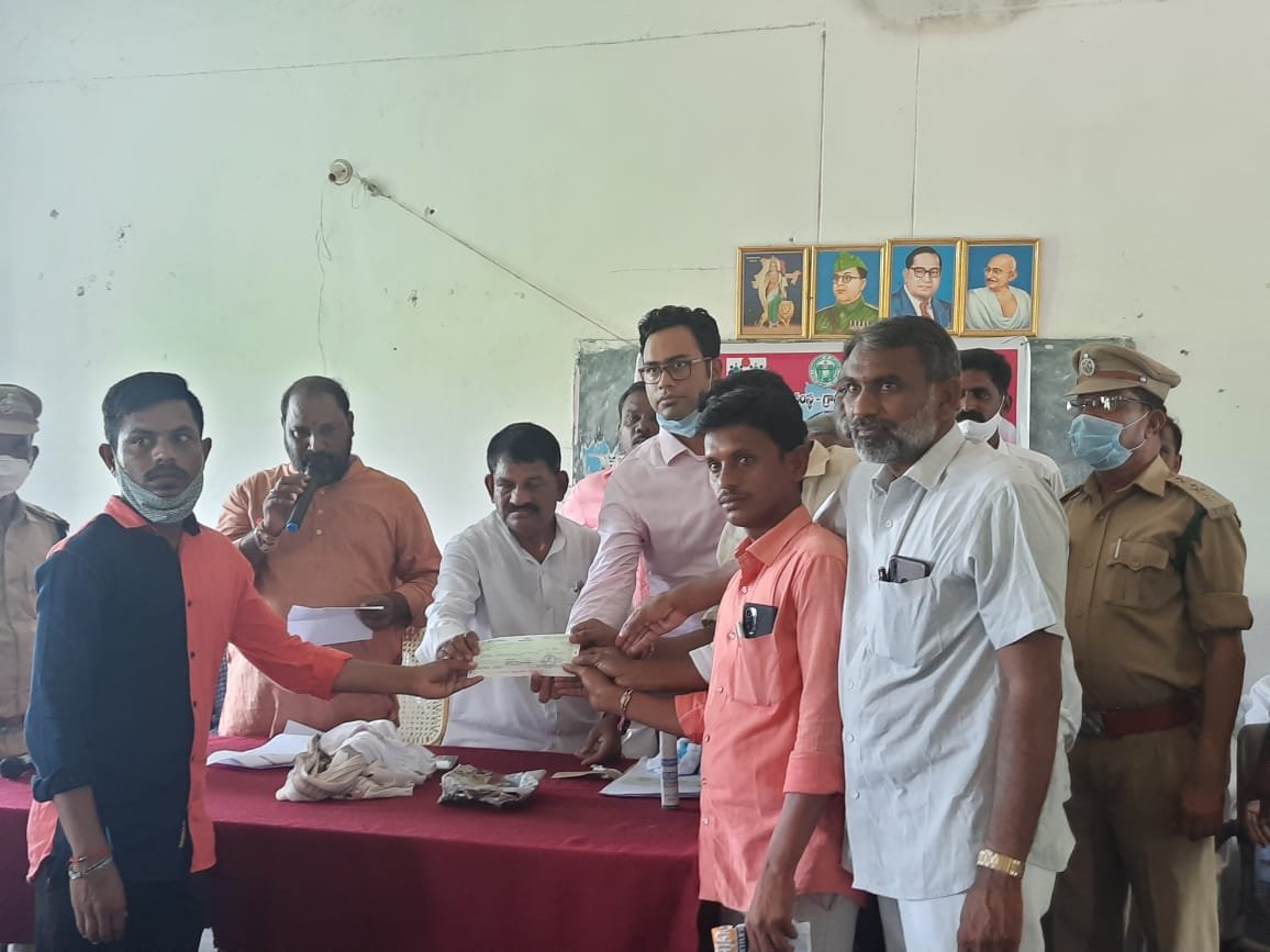 fdo_nirmal's tweet photo. Distribution of cattle kill compensation to villagers whose cattle died by Leopard attack, at kubeer mandal by Hon. MLA Mudhole and public representatives to ensure cooperation of people in wildlife protection #beingifs @FawpsIndia https://t.co/74i8VBdufE