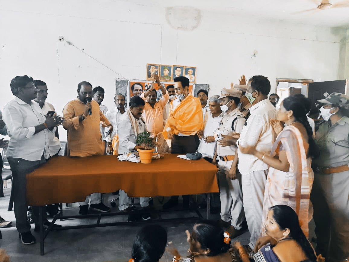 fdo_nirmal's tweet photo. Distribution of cattle kill compensation to villagers whose cattle died by Leopard attack, at kubeer mandal by Hon. MLA Mudhole and public representatives to ensure cooperation of people in wildlife protection #beingifs @FawpsIndia https://t.co/74i8VBdufE