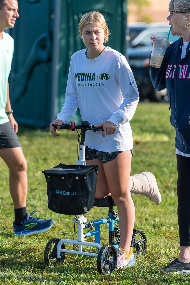 russellgifford's tweet photo. Nice to see Medina grad @elly_heine sharing a smile with Medina's @jenna_razavi after she finished the D1 Varsity race. However, @AveryHeine2 was absolutely not talking to me today .... https://t.co/7Ap5fY7y9K