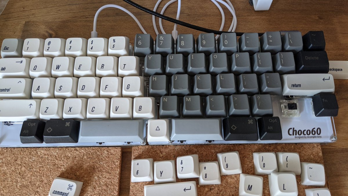kaeru_ta_'s tweet photo. 白ベースには白がいいのね。プロファイルは奥深い。浸かりはじめてるなと実感♨ #choco60 #自作キーボード
Ctrl長さ足りない... https://t.co/l5C8wW9PwZ