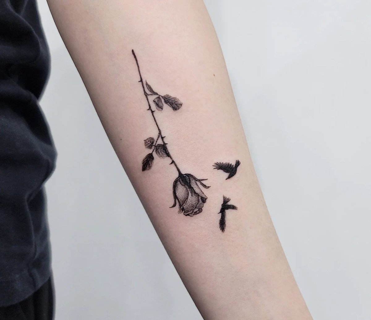 cheddartattoo's tweet photo. 팔 하박에 장미꽃과 까마귀 두마리🌹🖤 https://t.co/THd8gJFoVq