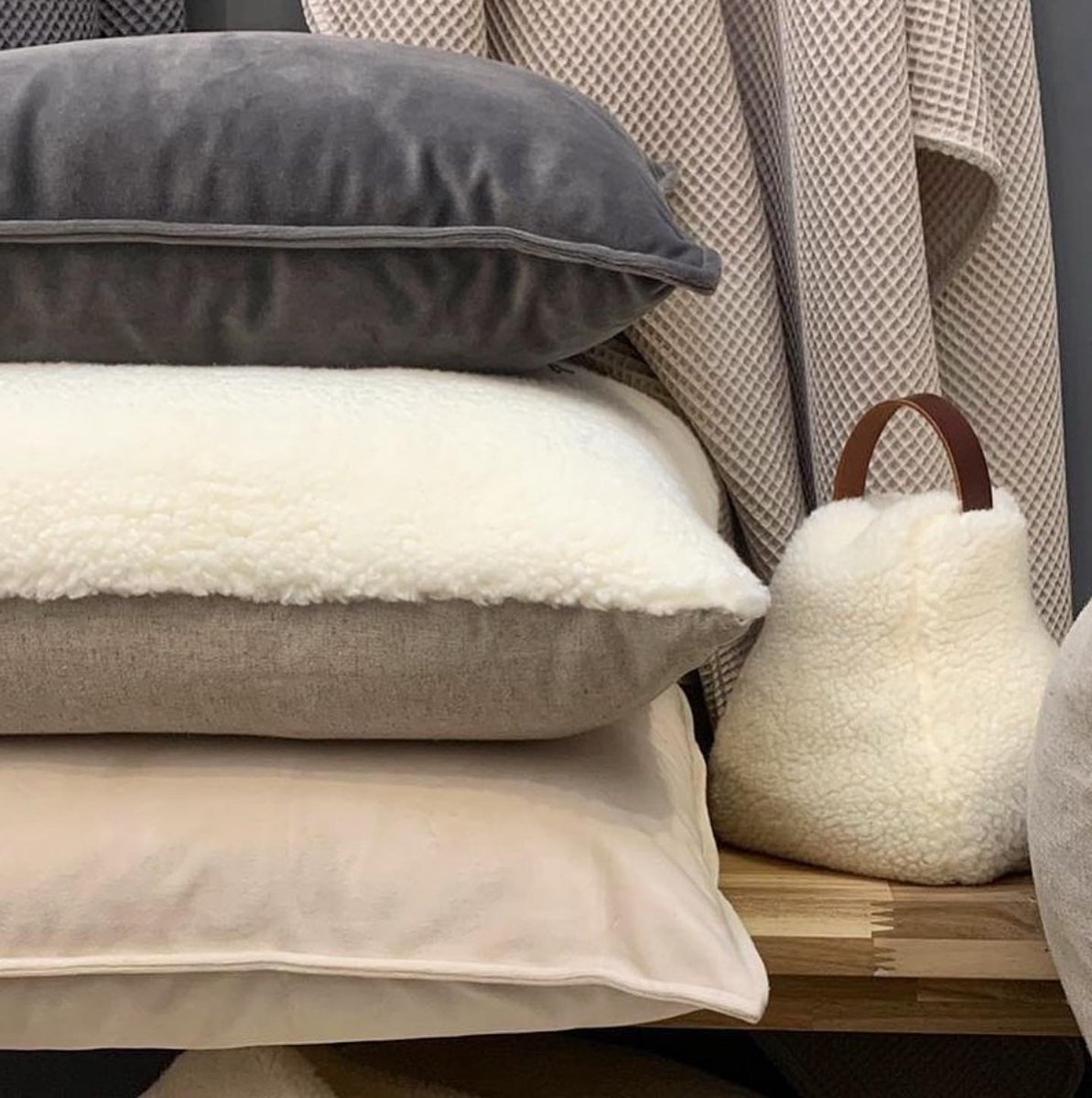TheVoewood's tweet photo. Sunday is for....Luxe &amp; Cosy. - https://t.co/tEwsuDAudI https://t.co/xVC3fziMoB