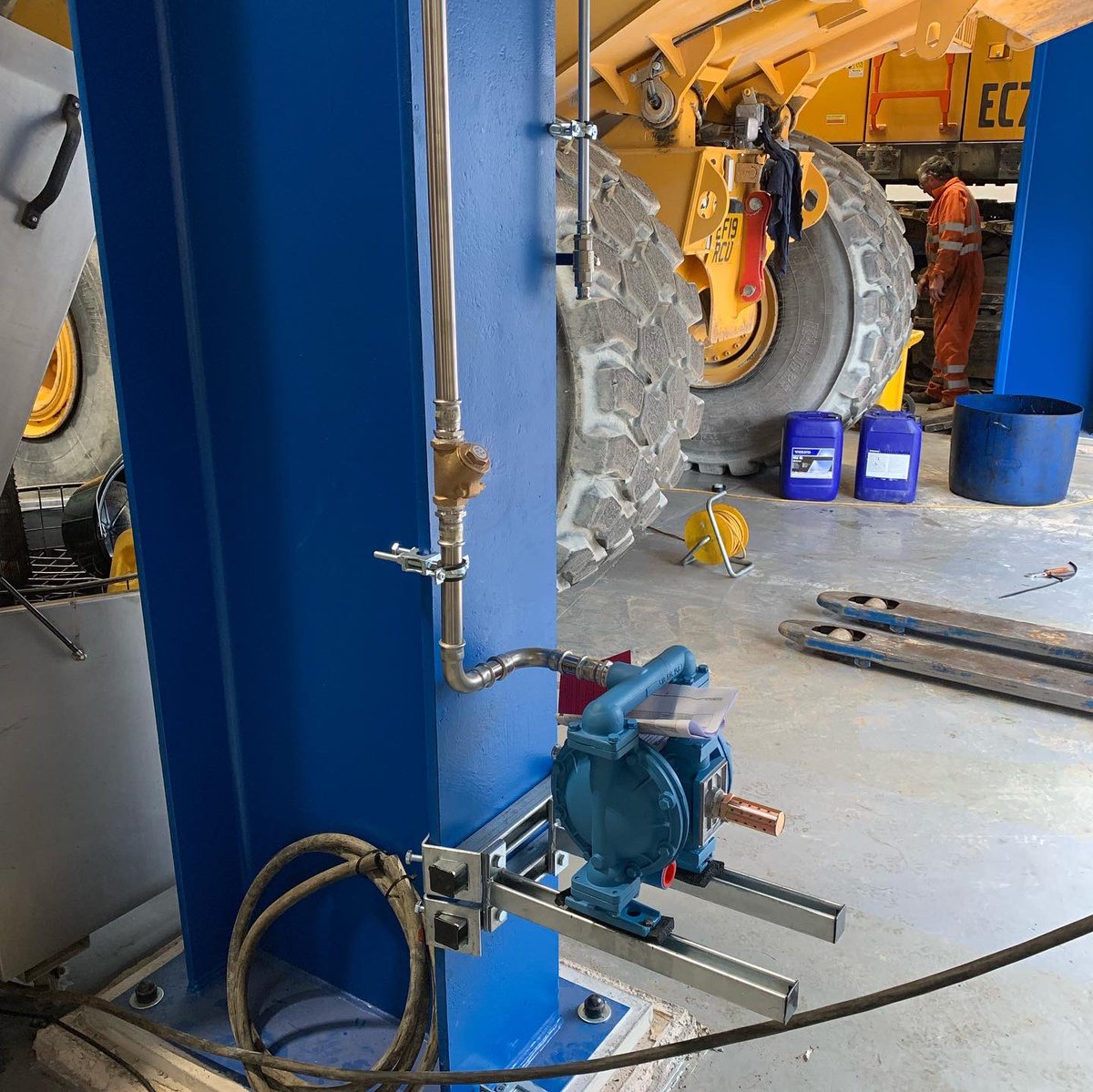 FlowtechM's tweet image. Brownhills - 2x pumps installed for waste to be pumped to an outside tank