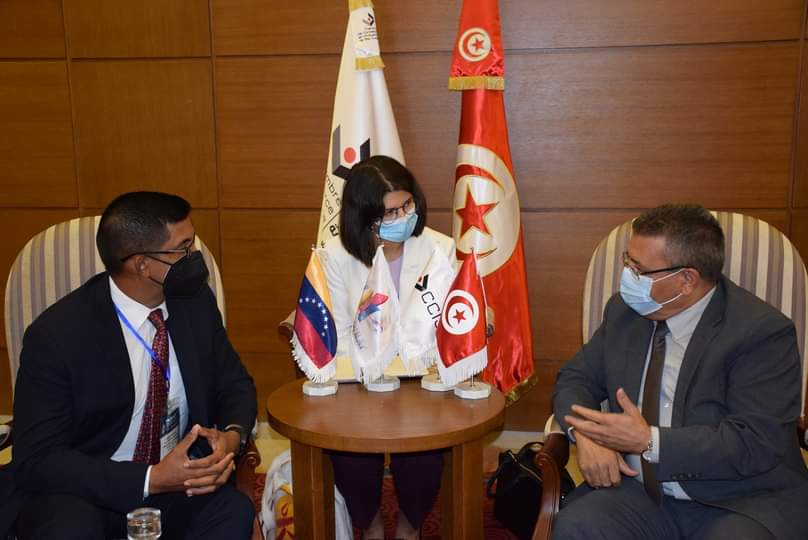 MinEquipement's tweet photo. لقاء وزير التجهيز والإسكان والبنية التحتية السيد كمال الدوخ  بالسيد Ildemaro villarroe وزير الإسكان الفنزولي على هامش فعاليات المنتدى المتوسطي للبناء
7أكتوبر 2021 https://t.co/22unPxispf