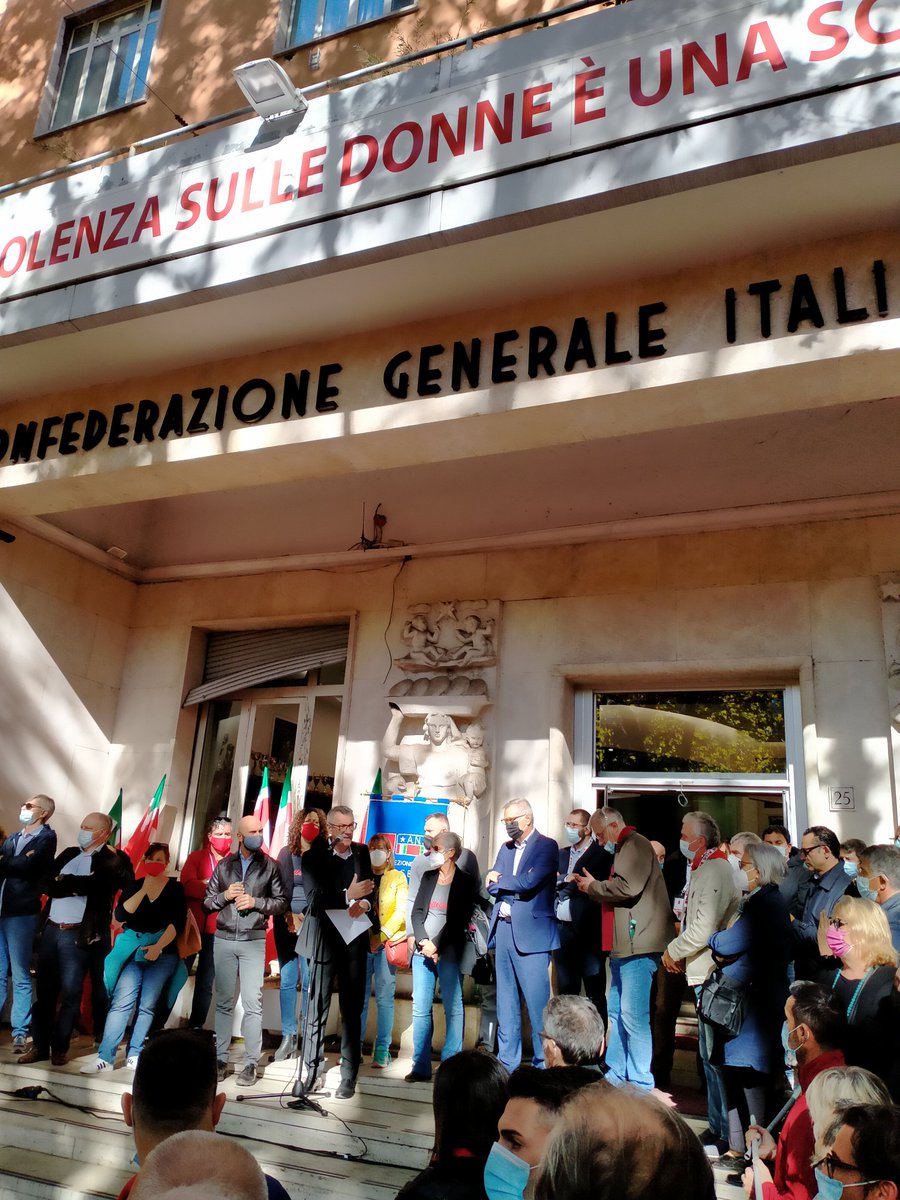 collettiva_news's tweet photo. #MaurizioLandini @cgilnazionale: "Tutte le formazioni che si richiamano al fascismo vanno sciolte nel rispetto della Costituzione. Questo è il momento" https://t.co/1oYDRTkxuS