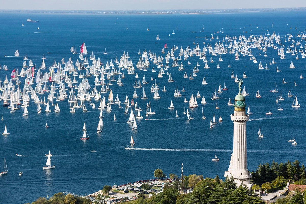 sarazade's tweet photo. Here we are, @RegataBarcolana has just started in the Gulf of #Trieste!
The largest sailing race in the world has been running since 1969. This year with 1650+ boats!⛵️🌊
Buon vento to all sailors! 🌬💪
#Barcolana53 #FVG ❤️ #DiscoverFVG #Italy https://t.co/lhsV1bKOIZ