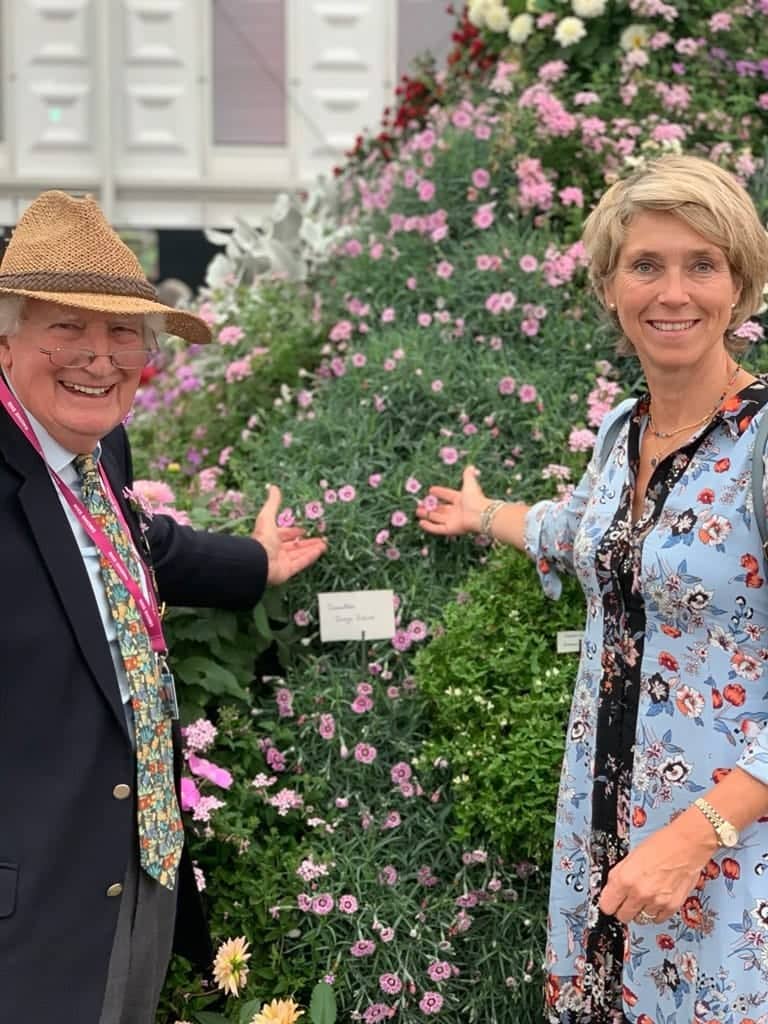 whetmanpinks's tweet photo. Peter Seabrook and Fiona Marley with Berry Blush at Chelsea Flower Show 2021

#chelseaflowershow #flowers #whetmanpinks #autumn #dianthus #plants #chelseaflowershow2021 https://t.co/1Lvsyn8T3I