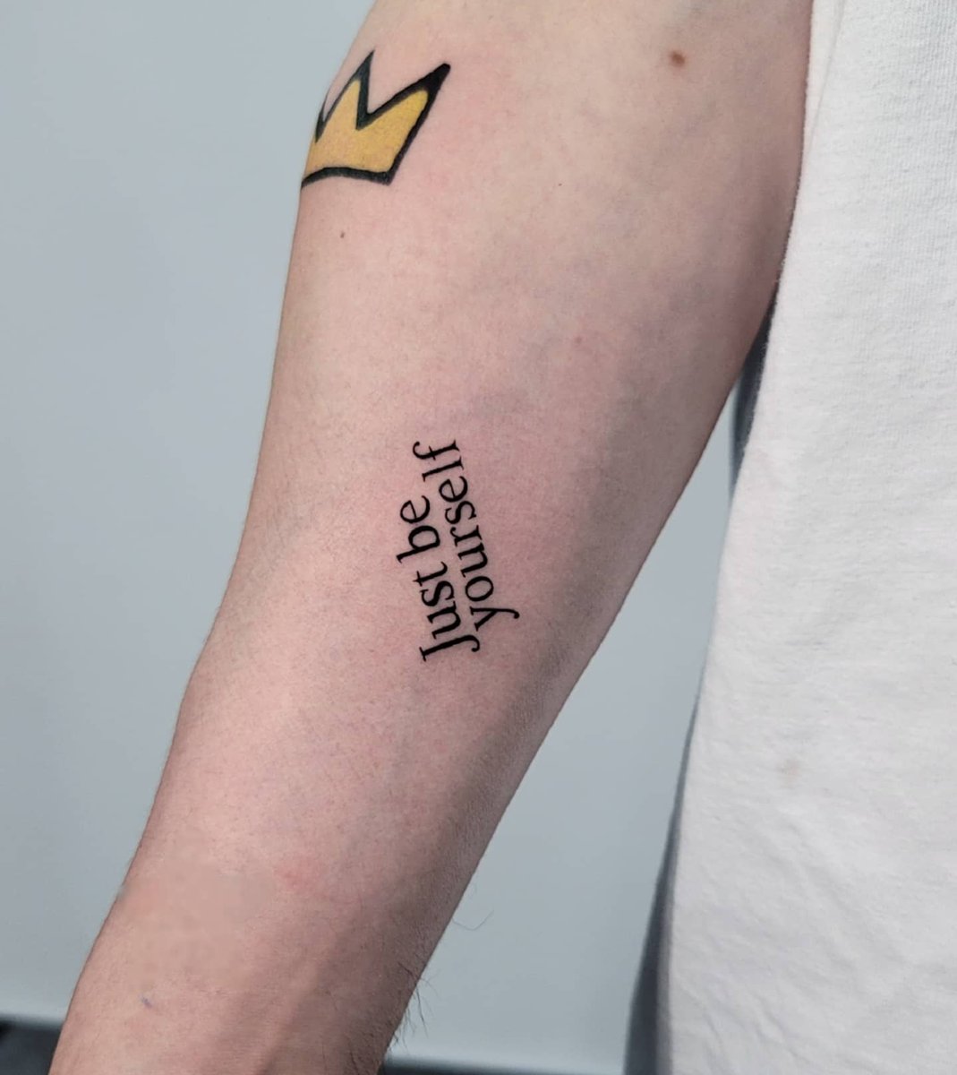 cheddartattoo's tweet photo. Just be your self
레터링과 바스키아 왕관👑 https://t.co/Nj4DleCP85