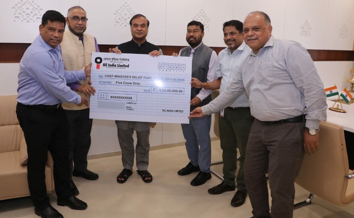 CMOfficeAssam's tweet photo. Representatives of Oil India Ltd handed over a cheque of Rs 5 crore as #COVIDAid to CM Relief Fund in the presence of Hon MoS Petroleum &amp; Natural Gas Shri @Rameswar_Teli.
CM Dr @himantabiswa appreciated their kind gesture. https://t.co/s9syMMTejH