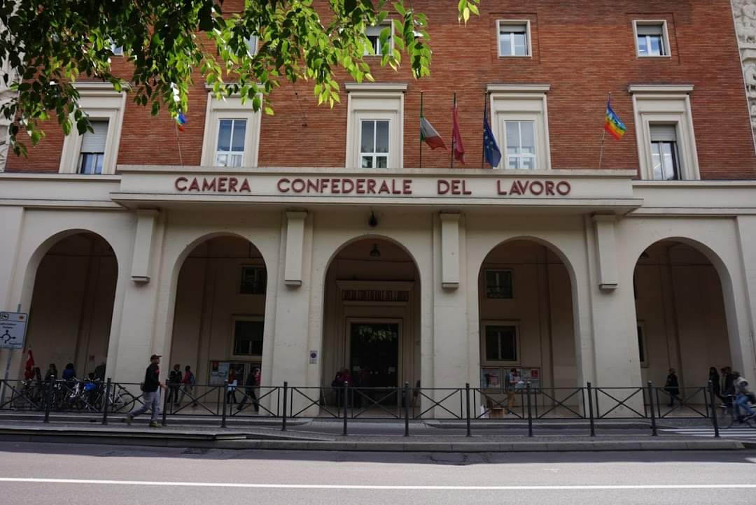 CgilBologna's tweet photo. #siamotutticgil Davanti alla Camera del lavoro di #Bologna dopo il drammatico assalto alla sede romana di ieri #oraesempreresistenza #antifascistisempre https://t.co/zPSVDWbZqt