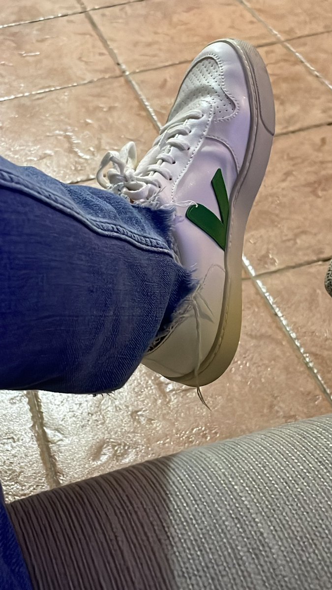 lale28889's tweet photo. Non io che solo adesso mi accorgo di avere le stesse scarpe di MayaBishop #captainstyle https://t.co/60Fq8OLeCr