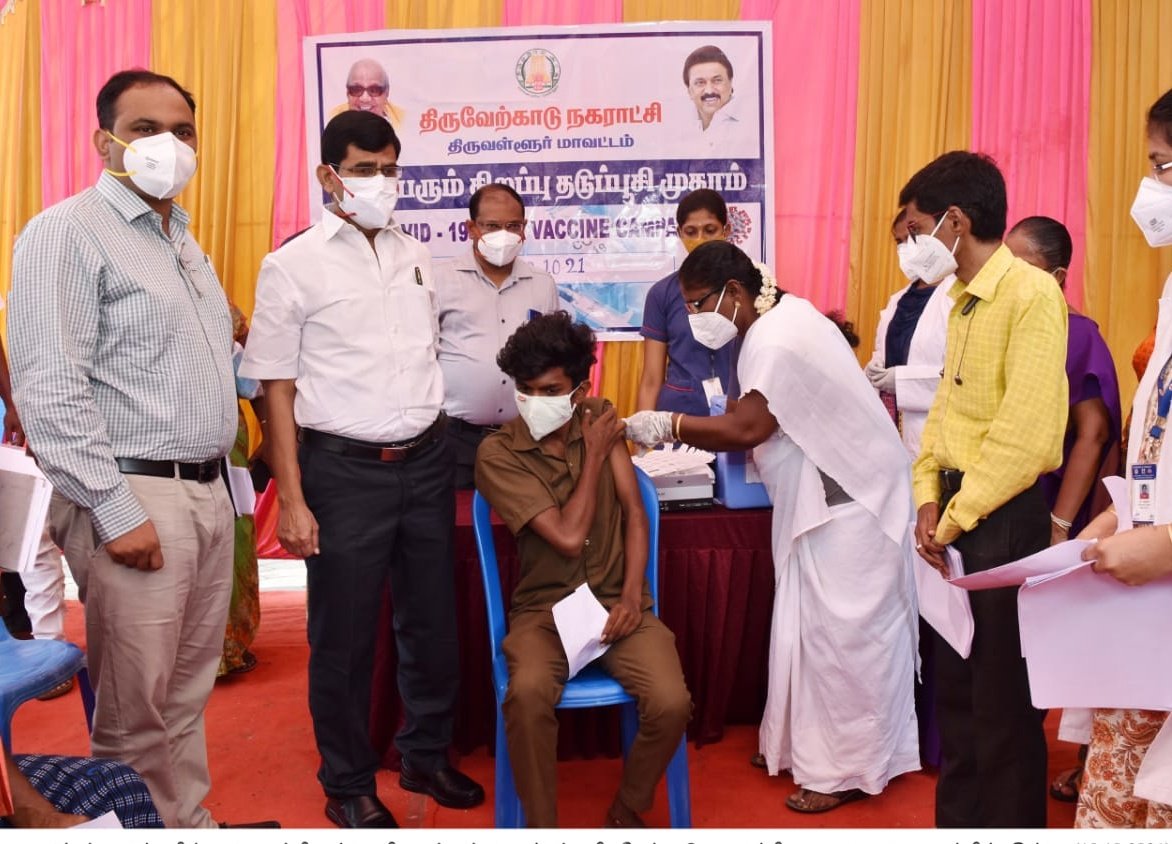 IPHPME's tweet photo. தமிழக அரசின் தலைமை செயலாளர் திரு. இறையன்பு IAS அவர்கள் இன்று திருவள்ளூர் மாவட்ட தடுப்பூசி முகாம்களை பார்வையிட்டார். உடன் மாவட்ட ஆட்சியர், இணை இயக்குநர் - பொது சுகாதாரம் மற்றும் நோய் தடுப்பு துறை, துணை இயக்குநர் - பொது சுகாதார நிறுவனம்.  தமிழகத்தை பாதுகாக்க தடுப்பூசி எடுப்போம். https://t.co/MQoZwoAF4m