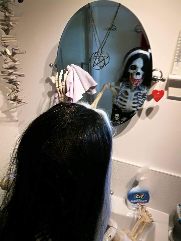 TracyLeeCook1's tweet photo. Getting help cleaning the bathrooms. ππβ€π§ββοΈ #skeleton #mrsbones #Halloween #magik #darkarts #castlecook #interiordesign #bathroomdecor https://t.co/W3SQXTOQOm