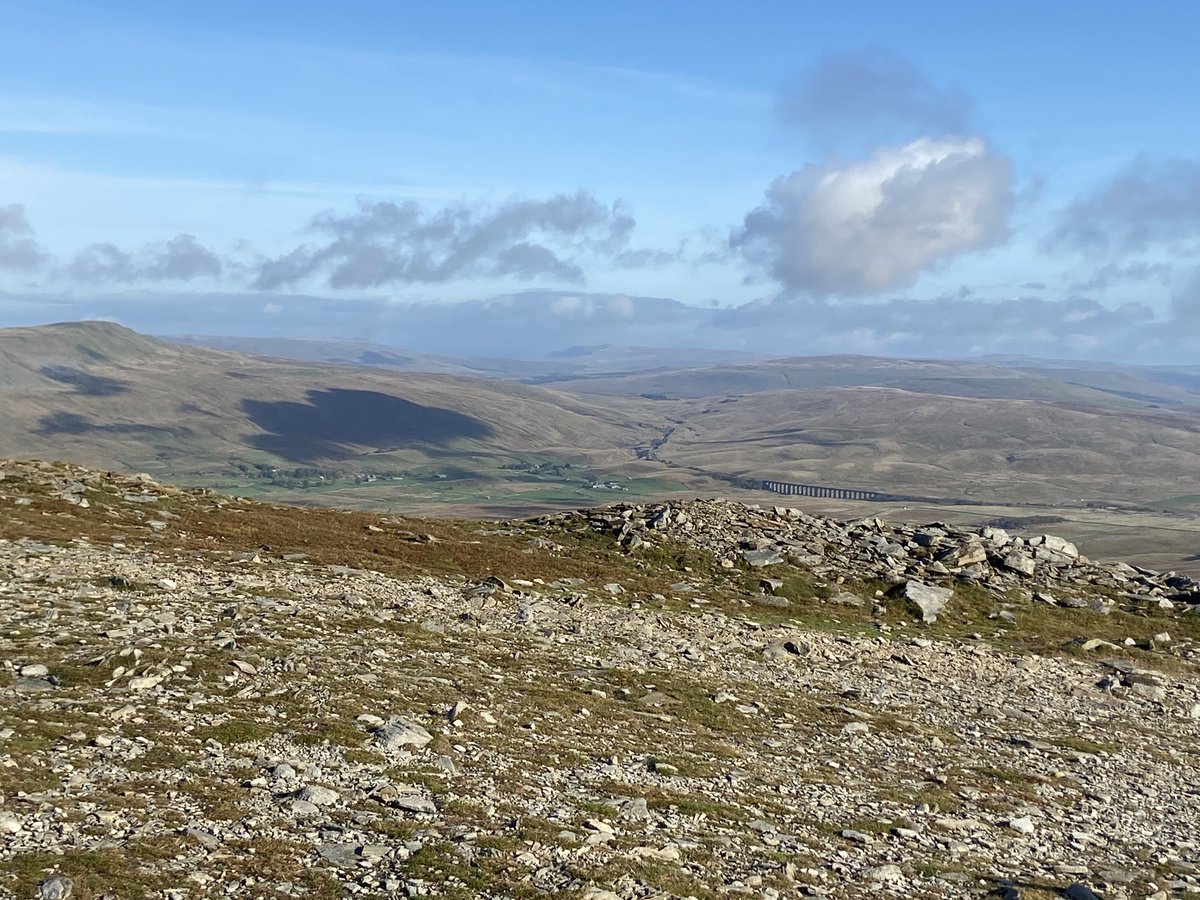 MaxandZack1's tweet photo. Ingleborough this morning https://t.co/7QcyNAc080
