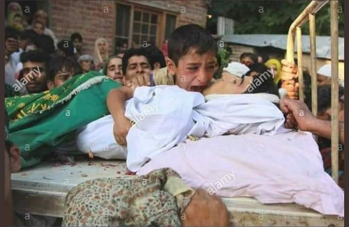 #كشمير_تباد
﴿إِن يَمسَسكُم قَرحٌ فَقَد مَسَّ القَومَ قَرحٌ مِثلُهُ وَتِلكَ الأَيّامُ نُداوِلُها بَينَ النّاسِ وَلِيَعلَمَ اللَّهُ الَّذينَ آمَنوا وَيَتَّخِذَ مِنكُم شُهَداءَ وَاللَّهُ لا يُحِبُّ الظّالِمينَ﴾  اللهم داوي جرحاهم وارحم موتاهم وتقبل شهدائهم وانصرهم بنصرك يا الله.