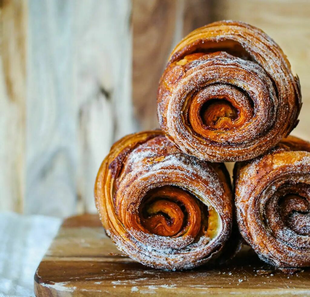 It's mesmerising looking at these sweet, cinnamony swirls in all their buttery #pastry glory 🥰

#Breakfastathome with #cinnamonrolls from @gailsbakery 
.
.
#sundaybrunch #breakfast #pastry #pastrylove #londonfoodguide #foodofinstagram #igfood #foodgr… instagr.am/p/CU13-wpo2gw/