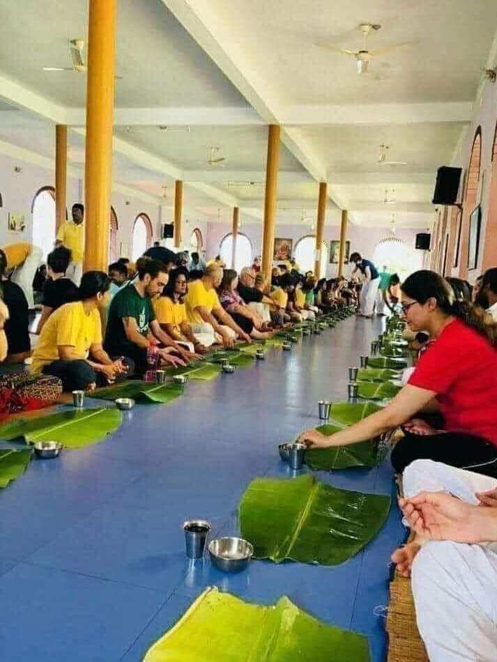 Shivam_thakran1's tweet photo. अपना धर्म ही इतना खुबसुरत है कि हर कोई ही अपनाना चाहता है.
यह भारत नही न्यूजीलैंड के लोग है जमीं पर बैठकर एक पंगत में भोजन करते हुए दिख रहे हैं मतलब सनातन संस्कृति यूरोप आस्ट्रेलिया तक पैठ जमा चुका है
#सनातन_सर्वश्रेष्ठ_है👇🙏🏻🚩 https://t.co/cLmD8xVbdp