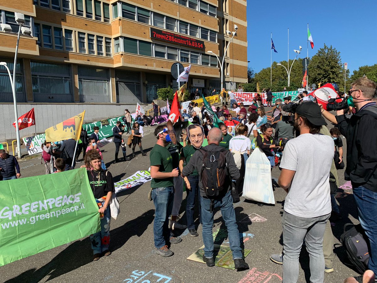 Insieme a tanti davanti al #Ministero della Transizione (#Finzione) #Ecologica per manifestare contro il greenwashing e per chiedere un cambiamento immediato e concreto per fermare il cambiamento climatico. 
Basta bugie e false promesse! 
#climatechange #greenwashing #greenpeace