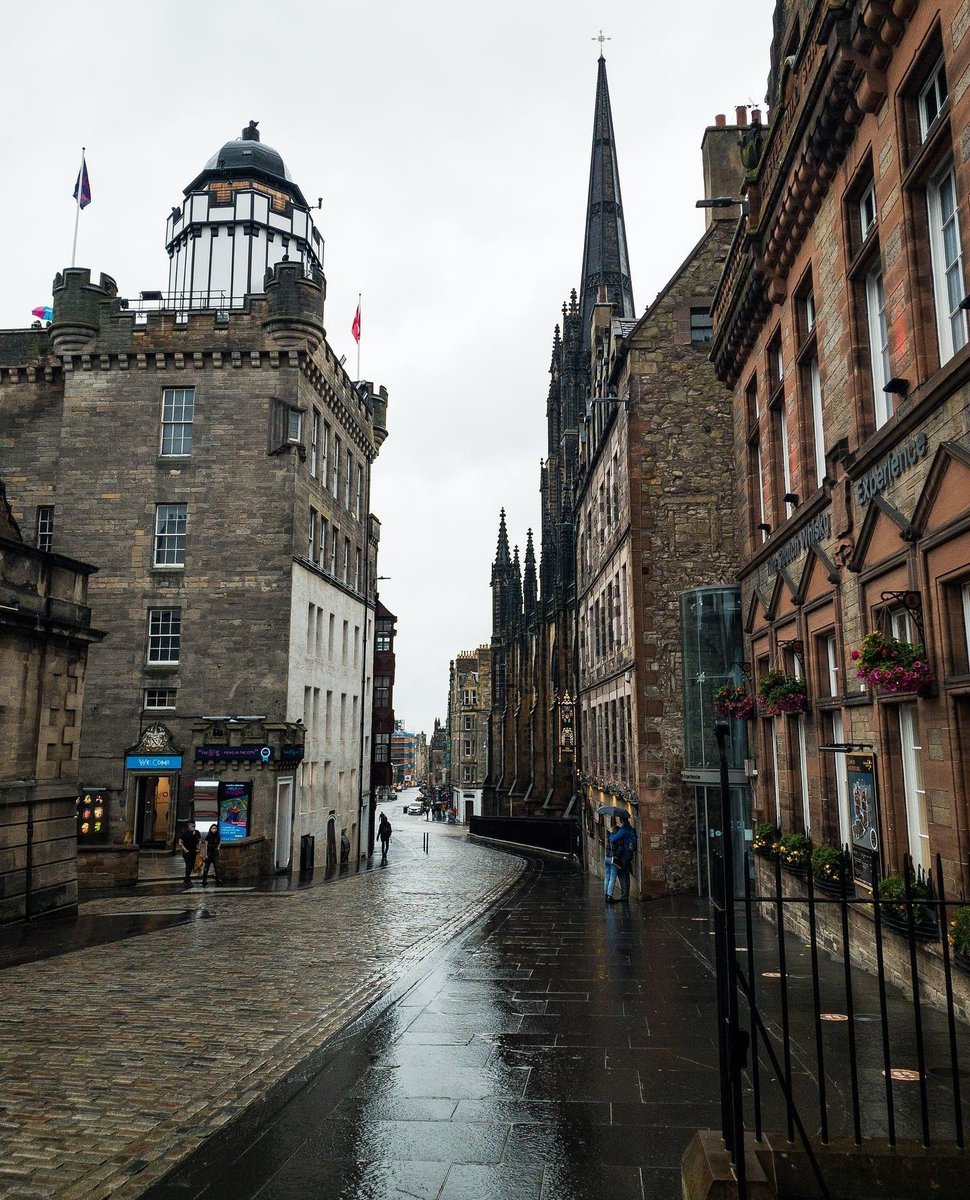 sominscotland's tweet photo. 📸 👇: Taking a stroll around #RoyalMile

On this day 10th October the second #UKGeneralElection of 1974 sees the #SNP achieve 30% of the vote and 11 parliamentary seats.

A critical step for Scotland and devolution. More work ahead this week so stay tuned!

 #SomInScotland 🇸🇴🏴󠁧󠁢󠁳󠁣󠁴󠁿 https://t.co/tRangkEWjd