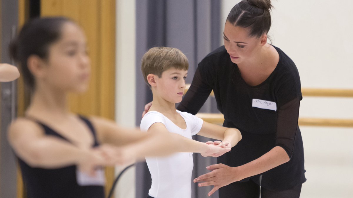 GlobalArtPlace1's tweet photo. Dance teaching and learning at the Royal Ballet School https://t.co/fFWaWysYNL