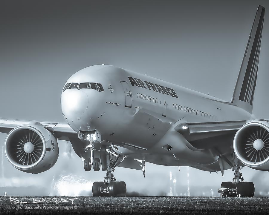 pbsolar's tweet photo. #AirFrance #Boeing 777-200ER F-HSPJ à son atterrissage à #CDG au petit matin... smooth touch down! - #Avgeek #avgeeks #afgeek @AFnewsroom @hydra_66 @cestenlair #aviation #B777 #aviationlovers https://t.co/brMJVVU7Xc