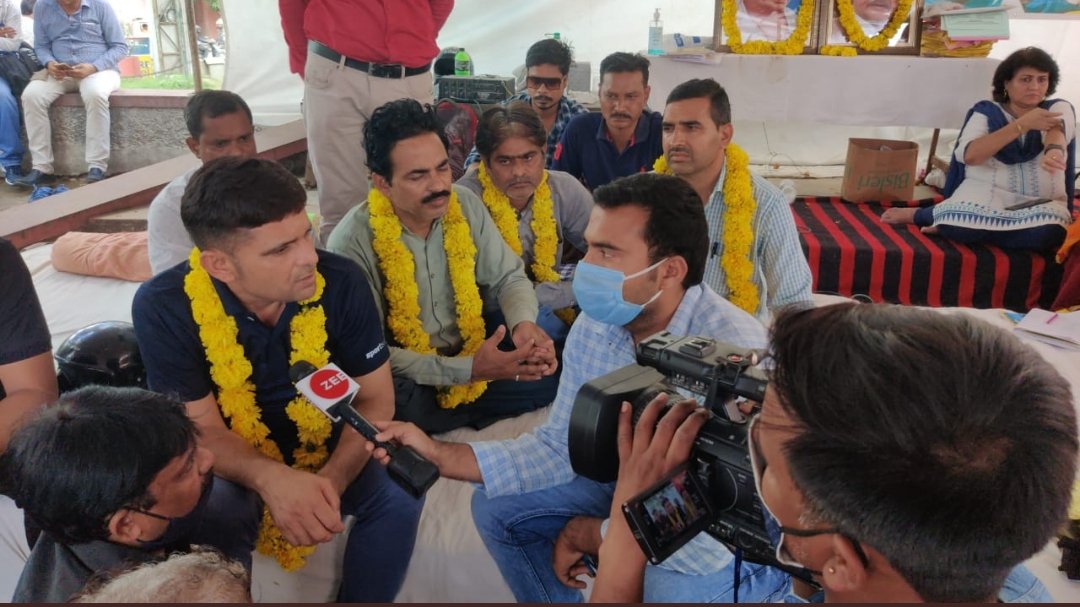 EmployeeUnion1's tweet photo. #RJBABU_आमरण_अनशन
प्रदेश में मन्त्रायलिक कर्मचारी विभिन्न मांगों को लेकर धरने एवं आमरण अनशन पर है.माननीय मुख्यमंत्री @ashokgehlot51 जी से निवेदन है कर्मचारी हित मे संवेदनशीलता दिखाते हुए 3600 ग्रेड पे सहित अन्य मांगों को पूर्ण करके राहत प्रदान करें। @JA2018official https://t.co/OesACF9Gik