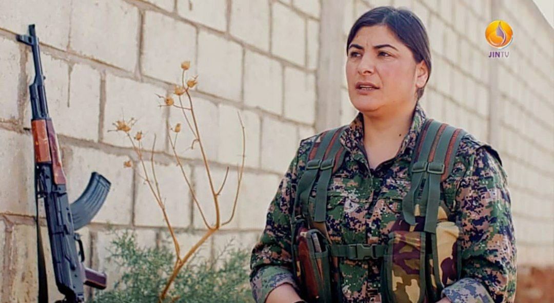 Mimarlar Odası'nın Ödül Verdiği PKK Terör Örgütü'nün Yayın Organı Jin TV'ye Röportaj Veren PKK/YPJ Sözde 
 Terörist Torhildan Raman, Kamışlı'da Kimliği Belirsiz Kişilerce Etkisiz Hale Getirildi.

Birileri yine acıtmiş 🇹🇷🇹🇷🇹🇷