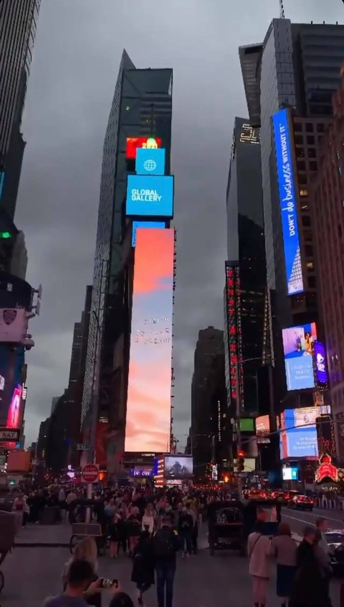 Jaw-dropping art by incredible artists – I am humbled to see these #NFTs on <a href="/flow_blockchain/">Flow.com</a> in partnership with <a href="/koeniggalerie/">KÖNIG GALERIE</a> <a href="/Porsche/">Porsche</a> <a href="/mintdotstore/">Mint</a>

#NFT collectors in Time Square or Shibuya Crossing... Look up! #onFlow 🌊🌊🌊

A few of the amazing artists highlighted below 🧵