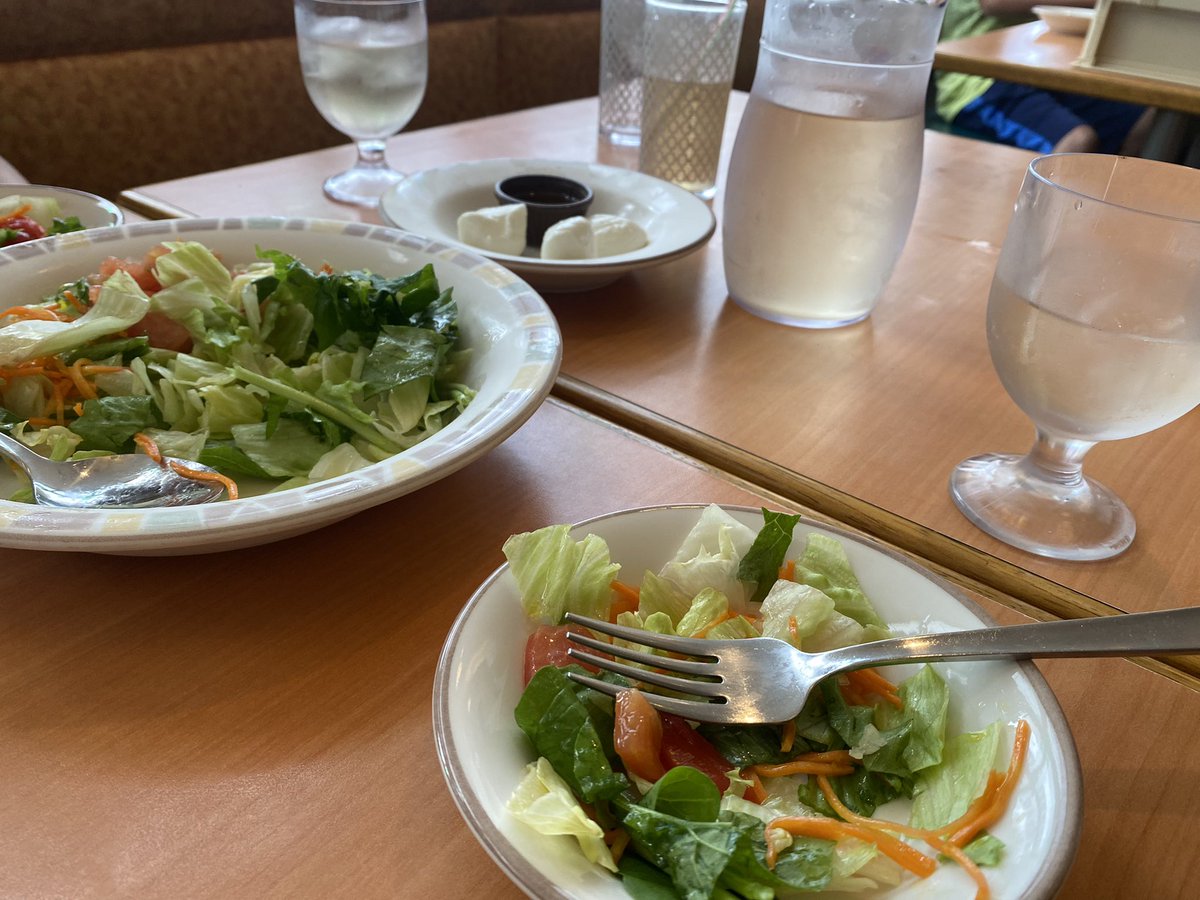 そば食べたら元気なったから念願のサイゼで飲んでる
会いたかったよーー💕💕ワンコインワイン🍷!!!
辛味チキン4つしか乗ってないの絶対許さない。
サイゼ飲みって実質タダみたいなとこありますよね？？