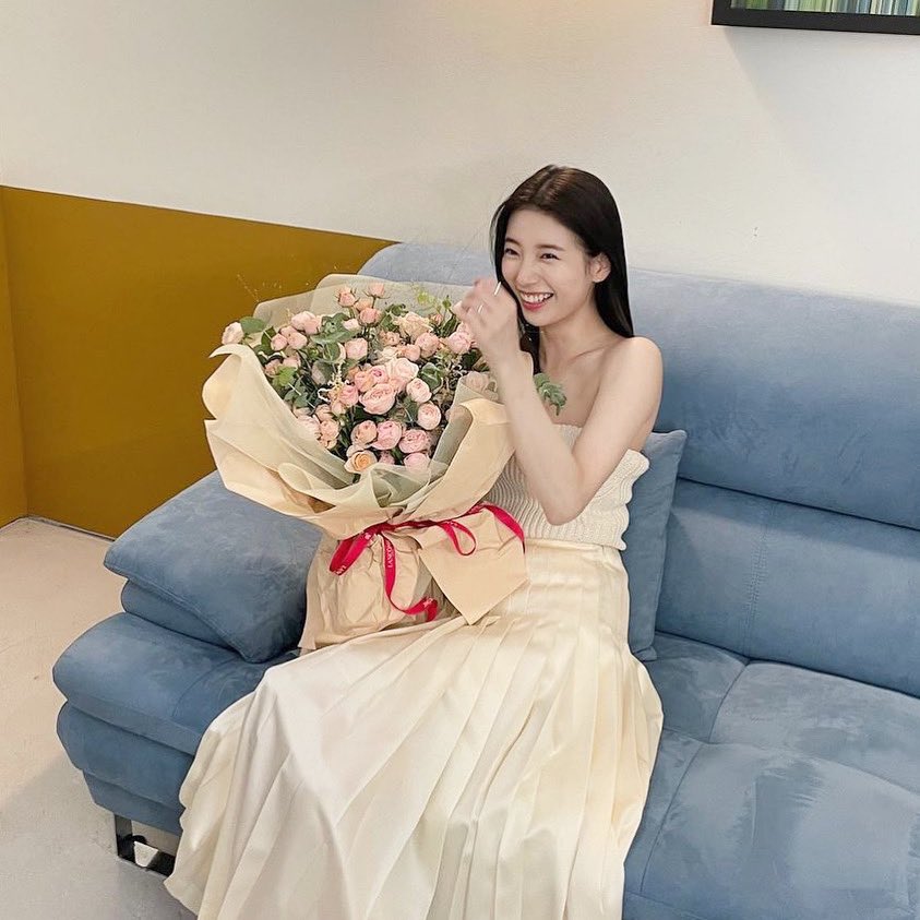 lv_ty_mk's tweet photo. スジちゃんにいいねもらえた😭❤️
通知見た瞬間、信じられやんかったけどいつかいいね押してもらうことずっと夢やったからうれしい🥺

永遠の憧れのスジちゃん☺️
お誕生日おめでとう🥰

#HAPPYSUZYDAY 
#NationsFirstLoveSuzyDay
#10월10일_수지를사랑하는_특별한보통날
#Suzy
#수지
#スジ https://t.co/m41JaLVHoS