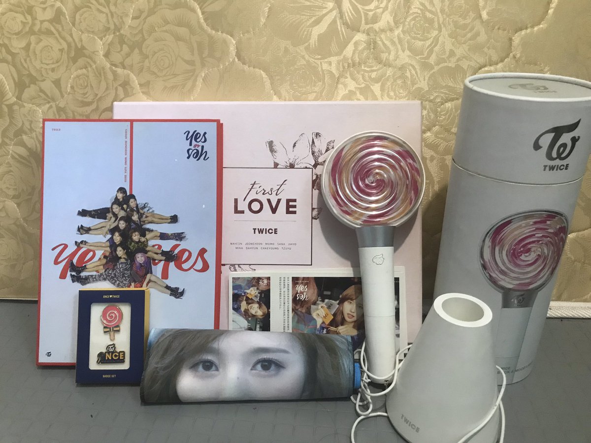 minayaayi's tweet photo. hello I’m selling all these for 3k free shipping, NCR area only.

Yes or Yes (album and CD only)
First Love Twice complete set
Candy bong version 1
Twice Once official fanclub badge set
unofficial banner

freebies unofficial photo cards.
kindly pm me if interested.
#Twice https://t.co/W5WxZEnMfB