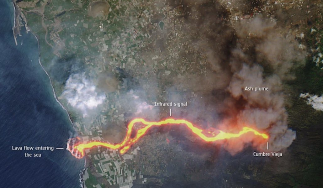 RespiraBoricua's tweet photo. Como ven en la foto, la lava llegó al mar. Al ocurrir esto, calienta el agua rápido rompiendo sus enlaces químicos y soltando hidrógeno. Este último se une al cloruro del mar y produce Ácido hidroclorídico el cual junto al sulfuro es tóxico al inhalarse y puede viajar en nubes. https://t.co/YY4D70R2d4