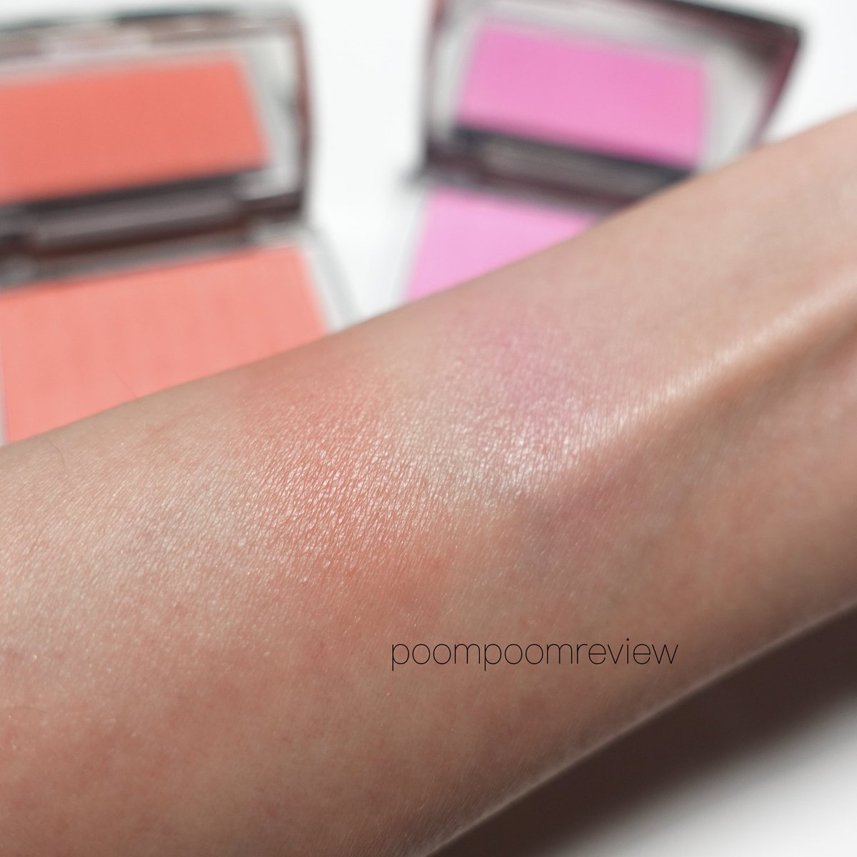poompoomreview's tweet photo. Dior Backstage Rosy Glow คือของมันต้องมีทั้ง 2 สี 🧡💗 สีในตลับอาจจะดูน่ากลัว แต่ปัดออกมาไม่ได้น่ากลัวอย่างที่คิด สี 004 Coral คือลงตัวมากสำหรับคน��อบโทน coral/ peach แต่สี 001 Pink ก็คือสวยเหมือนกัน ปัดออกมาแล้วไม่ได้ชมพูแป๋นแหลนอย่างที่เห็นในตลับเลย

#poompoomreview #ใช้ดีบอกต่อ https://t.co/ekSJ2XqSYv