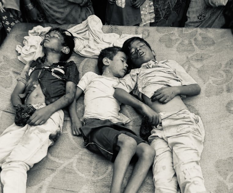 RSPraveenSwaero's tweet image. గద్వాల జిల్లా ఐజ మండలంలో నిన్న రాత్రి గుడిసెలో నిద్రిస్తున్న పేద కుటుంబంలో వర్షాలకు గోడ కూలి 5 మంది ప్రాణాలు కోల్పోయారు. వాస్తు బాగలేదని వందల కోట్లతో మీరు కూలగొట్టి కడుతున్న సచివాలయం, ప్రగతి భవన్లకు బదులు వీళ్లందరికీ పక్కా ఇళ్లు నిర్మించి ఉంటే వీళ్లు ప్రాణాలతో ఉండేవారు కదా!