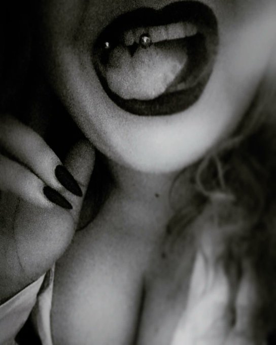 #venomtonguepiercing #piercing #blacklipstick https://t.co/TkaMMlNhRZ<a href="/tag/venomtonguepiercing"class="tags">#venomtonguepiercing</a><a href="/tag/piercing"class="tags">#piercing</a><a href="/tag/blacklipstick"class="tags">#blacklipstick</a>