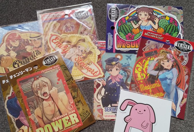 トラベルステッカー、凝ったデザインが多くて良いですね。色々買っちゃった。貼りたい 