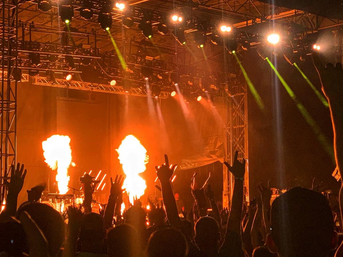 NikkiInRealLife's tweet photo. Fun fact about me: I love concerts. @Shinedown was incredible tonight in Orlando. Would recommend, would see again. #edbd #tinkerfield #concert https://t.co/5uV8OQU1Ei