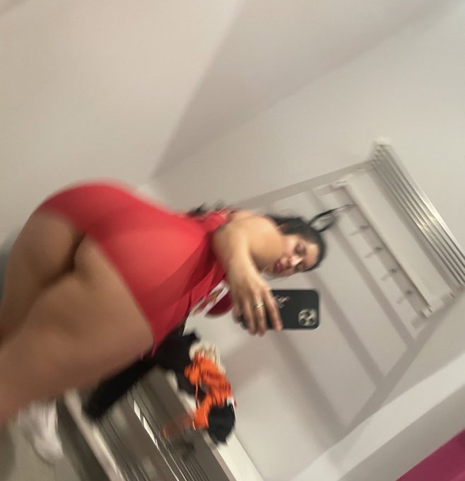 Fitting room selfies 😏 https://t.co/iXfJVtP9dY