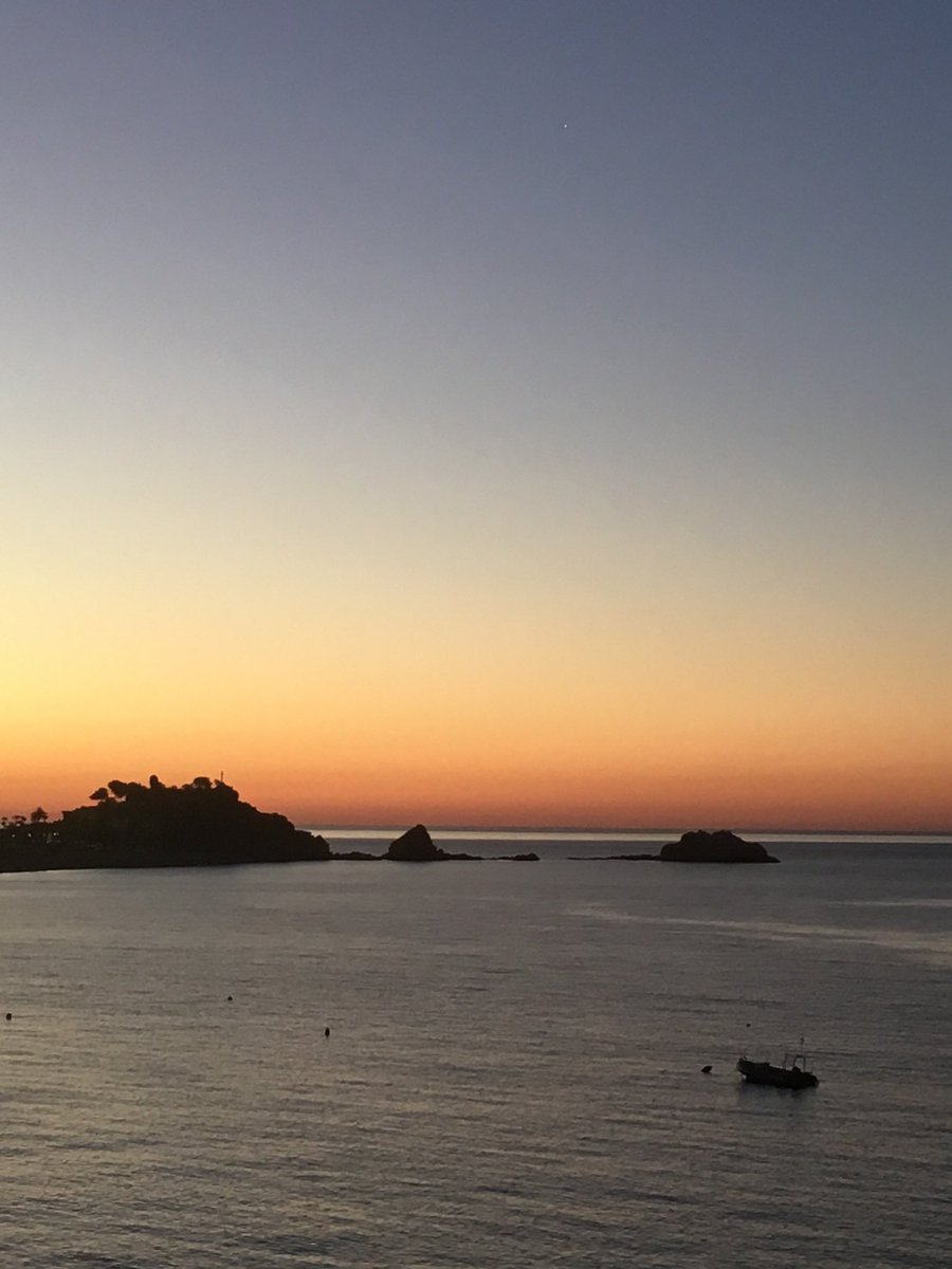 KajKunnas's tweet photo. Taivaanranta kirkastuu täällä Almuñecarissa. Andaluciassa ei paljonkaan Aleksis Kivestä tiedetä, mutta meille suomalaisille Seitsemän Veljestä… no tiedätte… Tänään lippua 🇫🇮 salkoon. Myös Lotta Svärdien kunniaksi. @JenniHaukio puhuu/saarnaa. @niinisto kuuntelee. #siskot #veljet https://t.co/F7rdYR1LOV