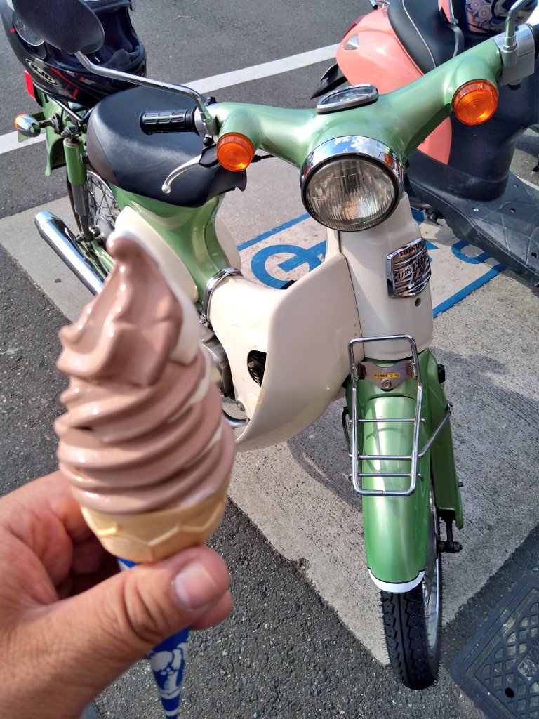 Shin 天岩戸ならぬ甘い岩納豆 買い物ついでに太子まで走って来た 信号待ちとか渋滞低速でエンスト 起こさなくなったからアイドリング調整は上手くいったようだ で恒例のpaku Pakuでソフトクリーム タイム 100円で旨々なのだ リトルカブ