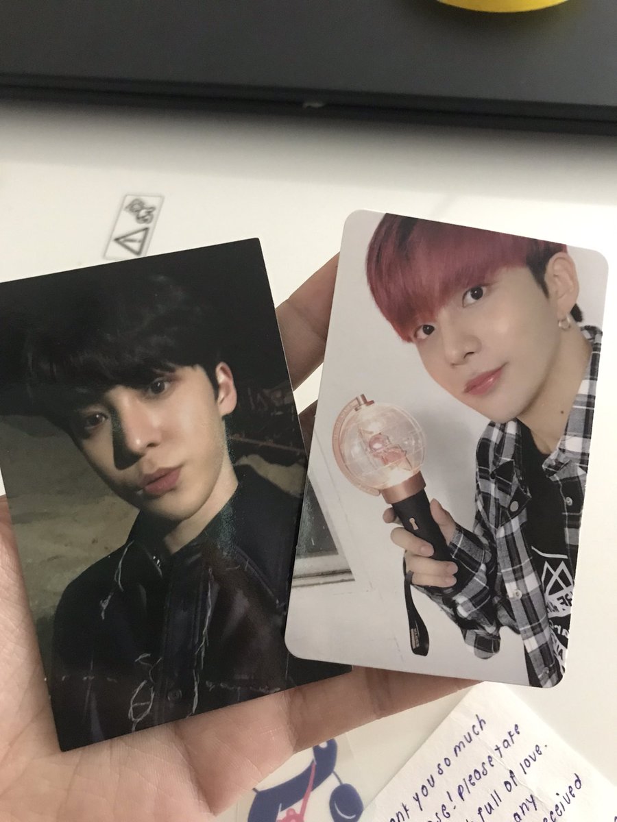 meerrrrrr15's tweet photo. Thank you @IAtiny99 my very first pc Ateez dah sampai 🥰😍 tgk la yunho comel gila and jongho. Walaupon tak dapat minggi lightstick tidak mengapa 😭😍🤩 https://t.co/zqK4CXUi5h