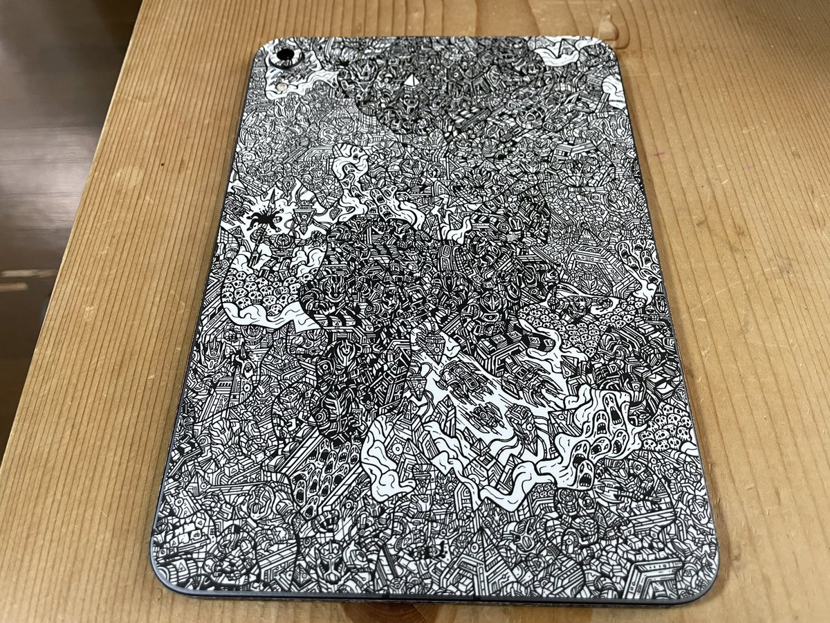 mabuta1100cc's tweet photo. #iPadmini6 が届いたので先に届いていた #dbrand のスキンを早速貼ってみた。
iPhoneのような一体タイプじゃなくて背面とサイド部分のパーツが別々のタイプだったのが残念でした。 https://t.co/H4WHLzfKUn