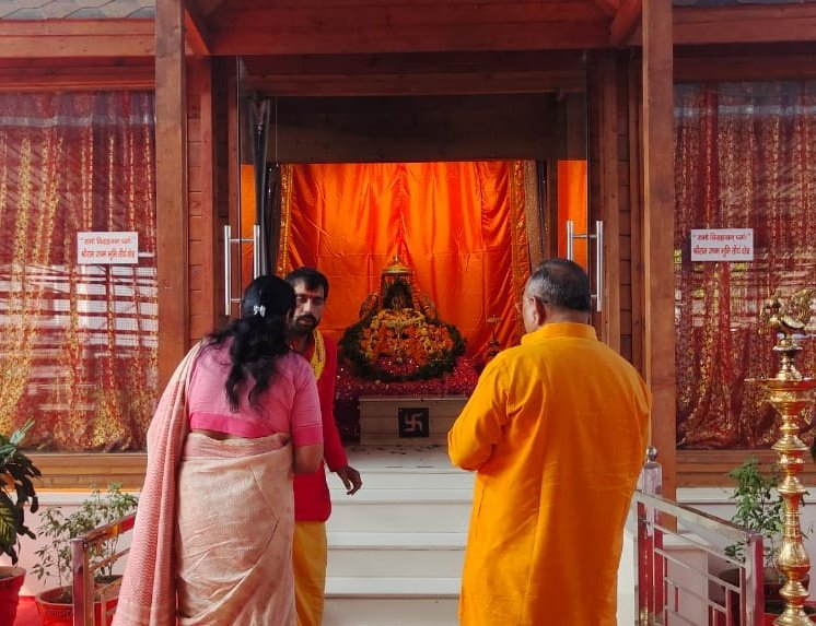ShobhaBJP's tweet photo. Fortunate to have the darshan of Ram Lalla Virajaman at Ayodhya.
May the divine blessings of the Avatar of Lord Vishnu shower us with health, strength & happiness.
May he guide us all in the path of Dharma.
#JaiShriRam https://t.co/hJiJTDigCf