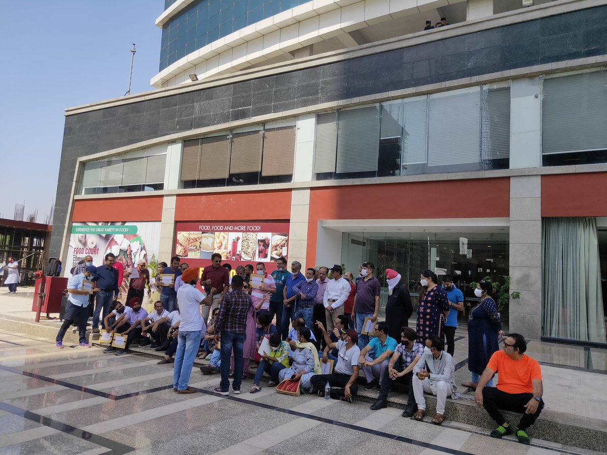 bhushanpaul1985's tweet photo. #protest
#residents
#omaxecassianewchandigarh
@OmaxeLimited @OmaxeFoundatio1 @write2mohitgoel @RohtasGoel @dcmohali @capt_amarinder @AskAnshul @consumerforum_ @ANI @aajtak @narendramodi https://t.co/i8g3jL2AmD