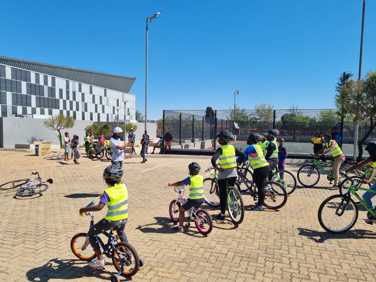 book_ibhoni's tweet photo. #LearnToRide a bicycle programme. As we continue getting more people on bicycles.
#TransportMonth
----
#SowetoBicycleNetwork #TALKLandscapes #BikEatsSoweto #BookIbhoni #LearnToRide #BicycleLessons #CyclingLessons #Cycling #Bicycles #Soweto https://t.co/2IT0QIGdun