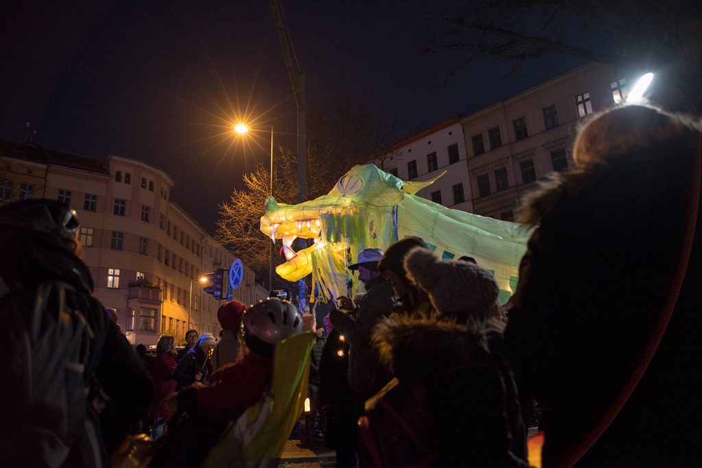 🐉 Herbst ist Drachenzeit 🐉
 Am 13. November werden wir wieder zum #Kiezdrache - mit Herz &amp; Klauen, Groß &amp; Klein &amp; Laternen gegen #Verdrängung von Mieter*innen &amp; Kleingewerbe, Sozialem, Kultur &amp; Freiräumen, gegen Marktlogik, hohe #Mieten, #Eigenbedarf, für die solidarische Stadt