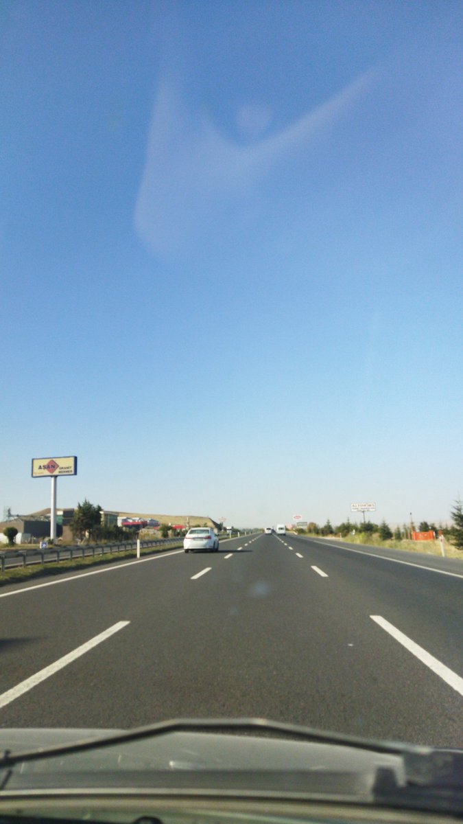 "Siz de farkındasınız benim gibi, her şeyin çürüdüğünün, havanın kirlendiğinin, ruhunuzun yerlerde süründüğünün ama dile getirmiyorsunuz anlaşılan. Çünkü getirseydiniz, benim yerime siz saçmalıyor olurdunuz." 
Yine yollarda...Yarın yine Ankara ❣️ #pazar #pazarkahvaltisi