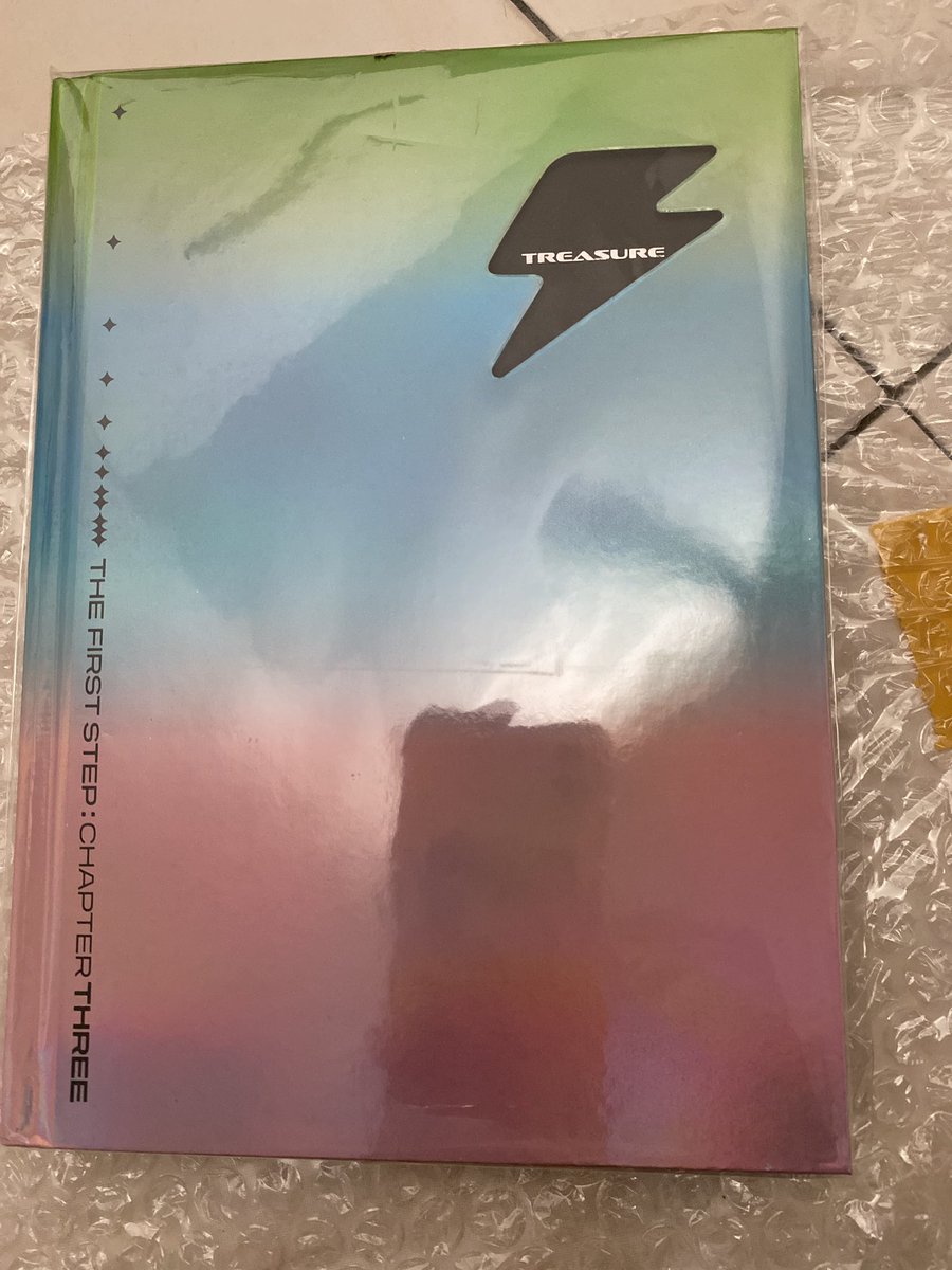 trejomeuko's tweet photo. Hi, I sell these album just RM20 each
If you buy both (set) the price will be RM30 only
All included except PHOTOCARD and POSTCARD.
For the streak card of white version got shaded already.
#WTS #WTB #WTT #pasarTREASURE #TreasureMaker #pc #kpop #chp3 https://t.co/0FDJPxMU5n