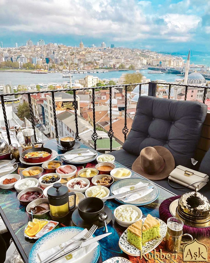 Hafta sonu Galata’ya karşı kahvaltını adı tabi ki Aşk! ♥️🍳 

#AşkaGeldik 

#kubbeiask #kahvaltı #istanbul #pazar #pazarkahvaltısı #süleymaniye #breakfast #instagood #mıhlama #kahvaltımekanı #lezzet #eminönü #food