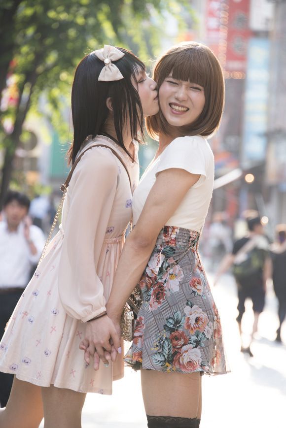 Japanese girl lesbian. Японский поцелуй. Японский поцелуй девушек. Японские crossdressing. Кроссдрессинг Япония.